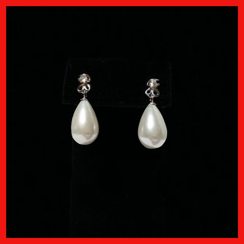 Earrings; Drop pearl