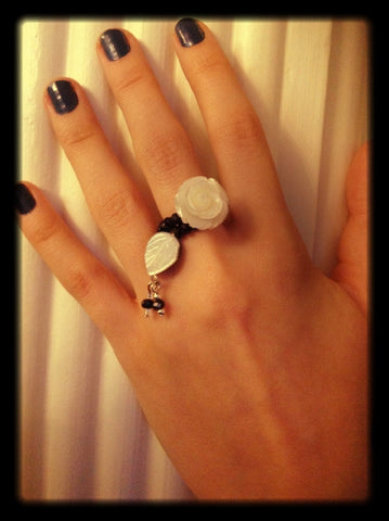Rings, flower shaped mother of pearl and black crystals
